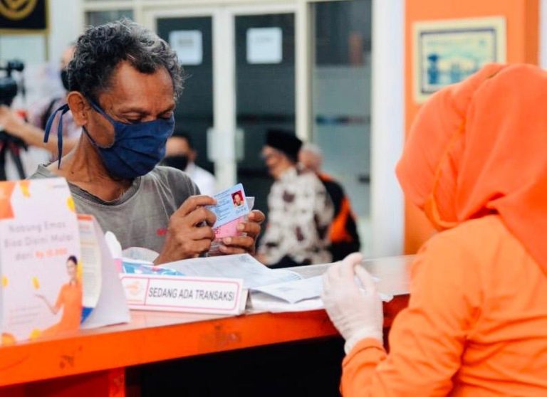Presiden Ri Joko Widodo Tinjau Bantuan Tunai