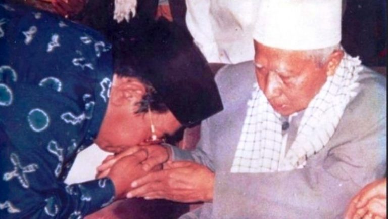 Gusdur Sungkem Kepada Abah Anom Saat Kunjungan