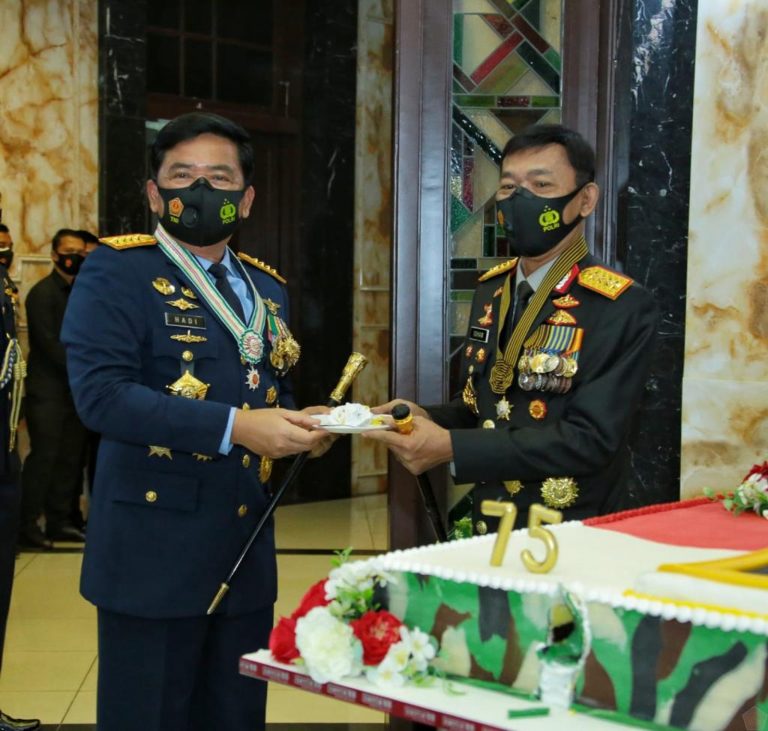 Panglima Tni Terima Kejutan Dari Kapolri Di Hut Ke-75 Tni (Puspen Tni).