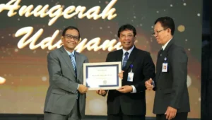Pak Mahfud Md Dapat Award Penegak Hukum &Amp; Keadilan | Udayana Award