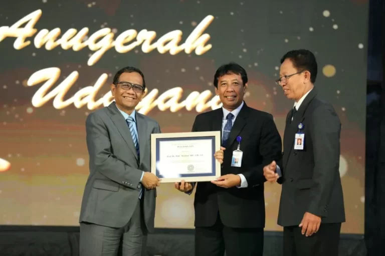 Pak Mahfud Md Dapat Award Penegak Hukum &Amp; Keadilan | Udayana Award