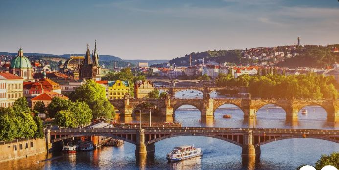 15 Tempat Sejarah Wisata Praha 3 Charles Bridge Pada Sore Hari Anggle Cafe Sebeang Sungai