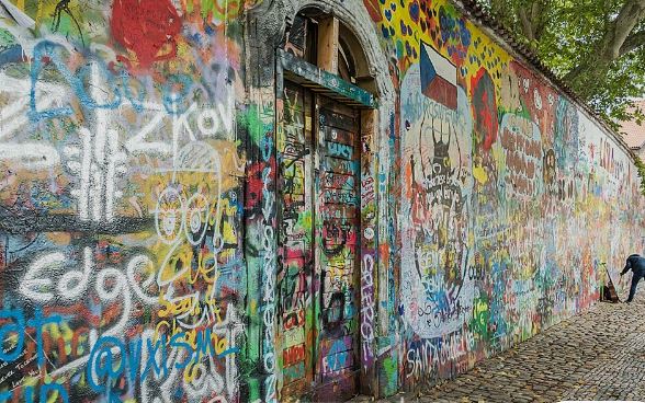 15 Tempat Sejarah Wisata Praha 16 John Lenon Wall