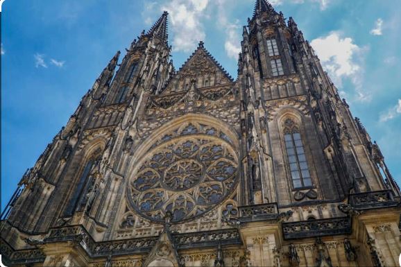 15 Tempat Sejarah Wisata Praha 6 Tampak Depan Katedral Praha