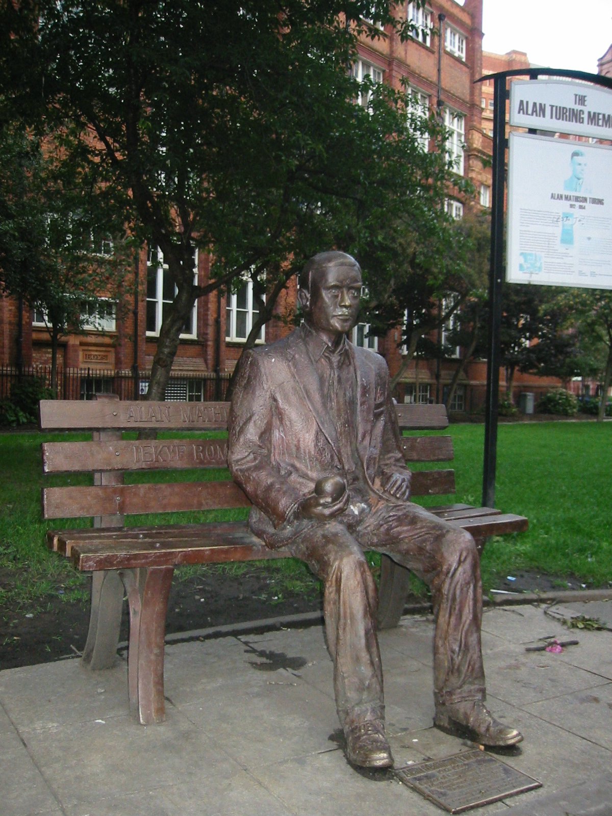 Alan Turing: Kisah Jenius Di Balik Komputer Modern Yang Mengubah Dunia 6 Patung Perunggu Alan Turing Di Sackville Park Manchester — Penemu Mesin Turing Yang Hidupnya Berakhir Tragis Akibat Ketidakadilan