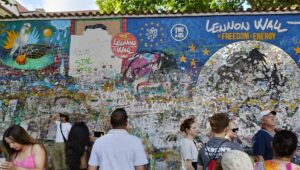 John Lennon Wall (Lennonova Zeď) Di Praha Adalah Dinding Graffiti Ikonik Yang Penuh Warna, Terletak Di Velkopřevorské Náměstí (Dekat Kampa Island, Malá Strana), Tidak Jauh Dari Charles Bridge. Dinding Ini Milik Knights Of Malta.