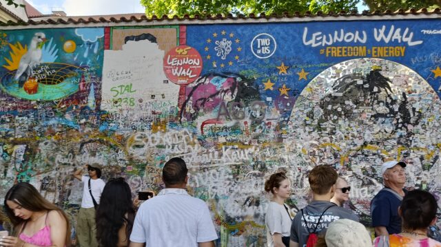 John Lennon Wall (Lennonova Zeď) Di Praha Adalah Dinding Graffiti Ikonik Yang Penuh Warna, Terletak Di Velkopřevorské Náměstí (Dekat Kampa Island, Malá Strana), Tidak Jauh Dari Charles Bridge. Dinding Ini Milik Knights Of Malta.