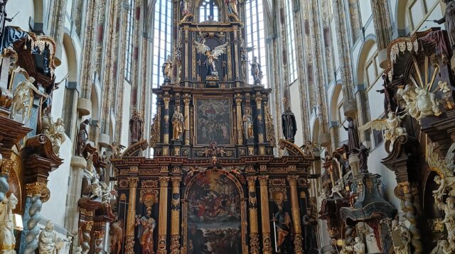 Interior Gereja Gothic Adalah Salah Satu Contoh Terbaik Perpaduan Gothic Dan Baroque Di Praha, Dengan Interior Yang Megah Dan Dramatis Seperti Yang Terlihat Di Foto-Foto Anda