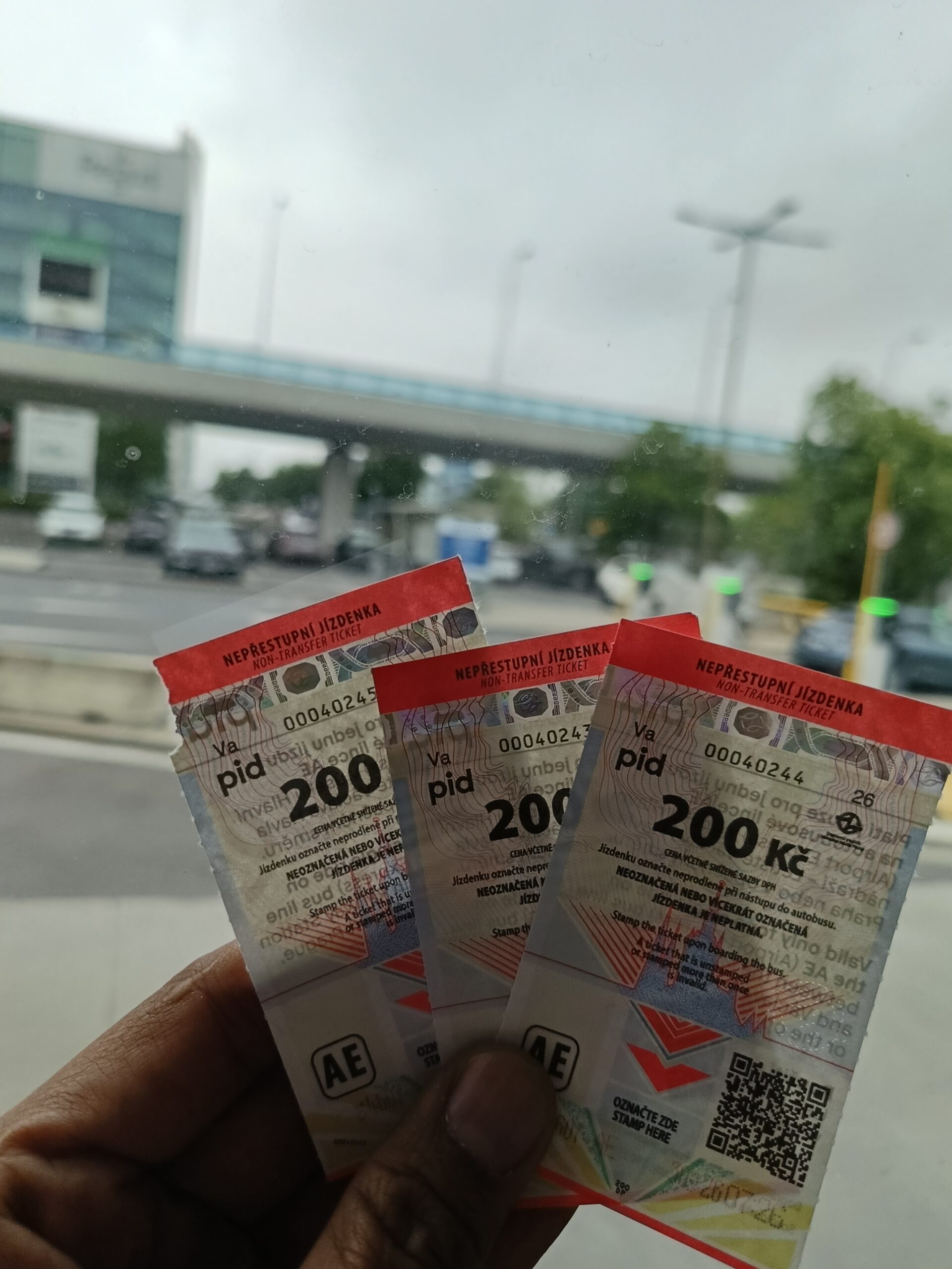 Kami Mencoba Dengan Transportasi Publik Bandara Menuju Stasiun Besar Di Tengah Kota.pilihan Tiket Harian, Mingguan Atau Bulanan. Kami Pilih Tiket